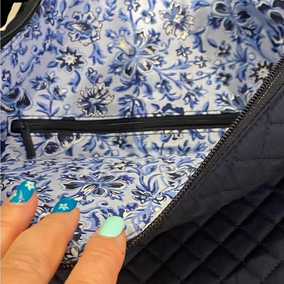 Vera Bradley Oversized Ziptop Hobo Bag in Classic Navy w Floral Print Lining NWT - Picture 7 of 9